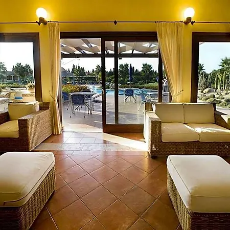 Lantana Hotel&apartments מלון